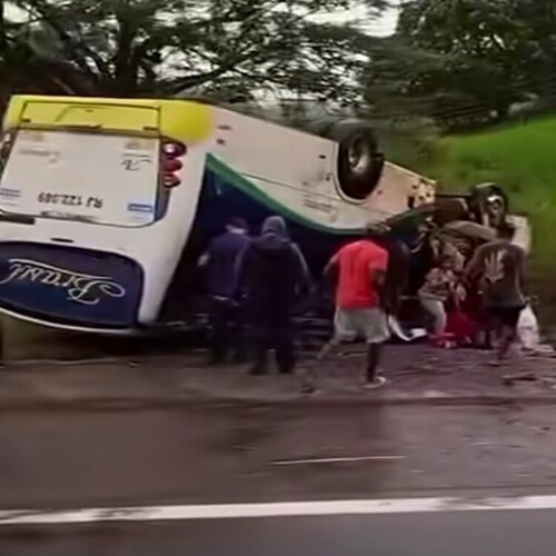 Ônibus capota em Itaperuna e 30 pessoas saem feridas, 10 em estado grave