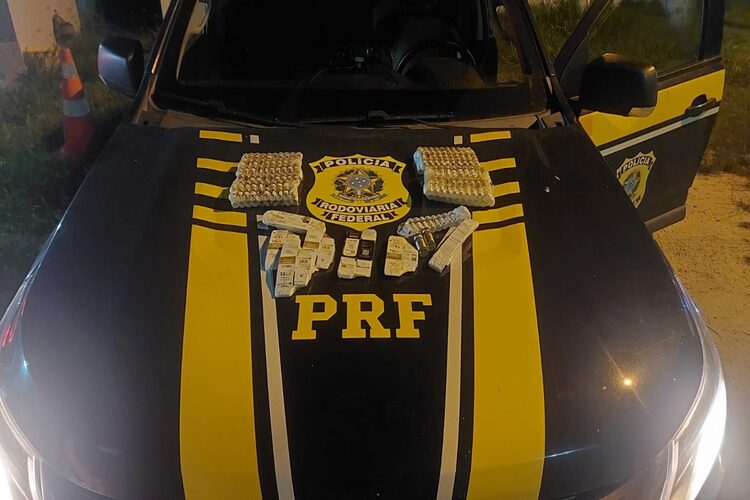 PRF apreende 250 frascos de remédios para emagrecer e prende duas pessoas, em Itaperuna