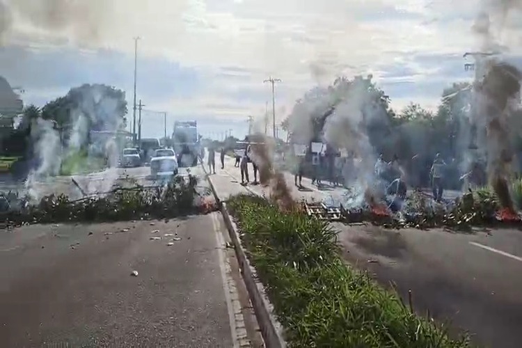 Manifestantes interditam BR-356 e pedem justiça pela morte de casal, em SJB