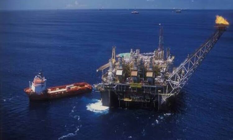 P-26 da Petrobras, acostada no Porto do Açu, vai a leilão com lance inicial de R$ 1,5 milhão