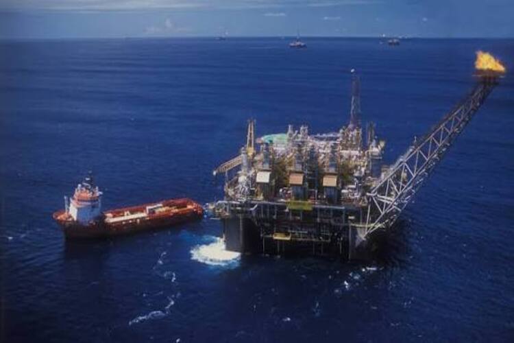 P-26 da Petrobras, acostada no Porto do Açu, vai a leilão com lance inicial de R$ 1,5 milhão