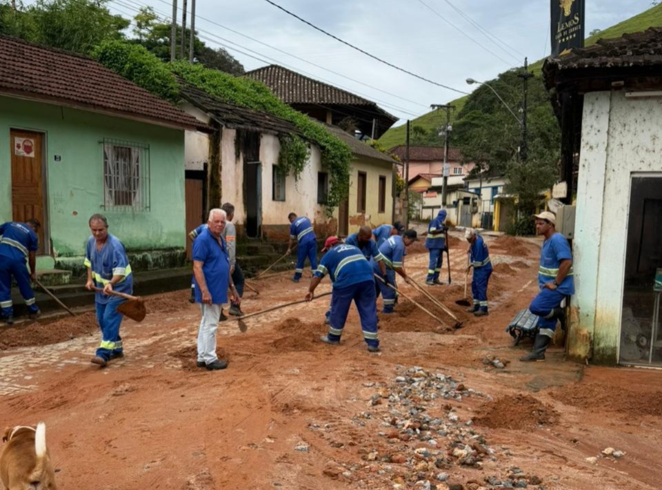 Prefeitura de Macaé intensifica ações e remove barreiras após fortes chuvas na Região Serrana