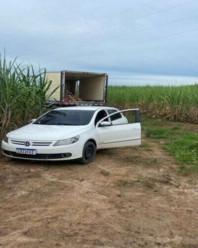 Caminhão roubado com carga de laticínios é recuperado e suspeitos são presos, em Campos
