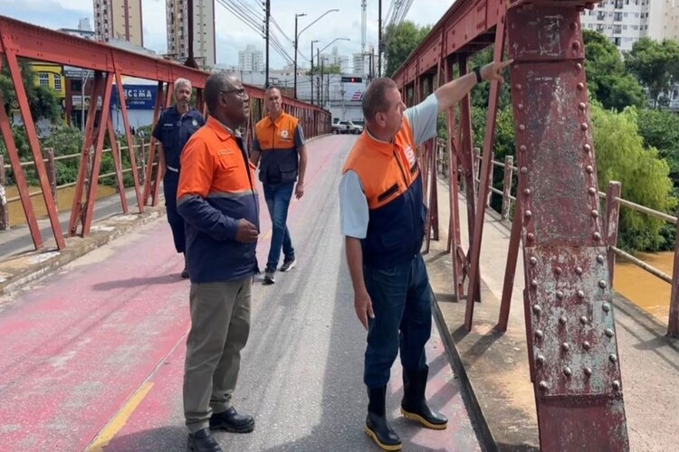 Ponte Barcelos Martins é interditada pela Defesa Civil, em Campos