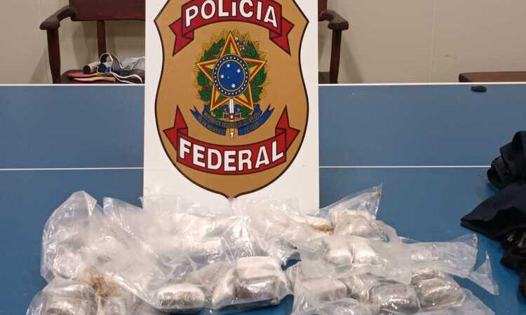 PF e PRF prendem mulher por tráfico interestadual de drogas em Casimiro de Abreu