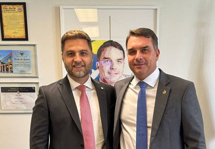 Prefeito de Campos, Wladimir Garotinho flerta com o PL a convite de Flávio Bolsonaro