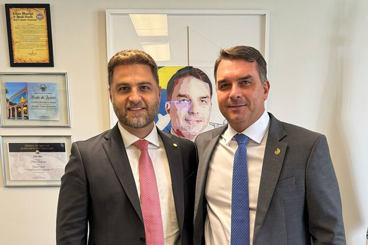 Prefeito de Campos, Wladimir Garotinho flerta com o PL a convite de Flávio Bolsonaro