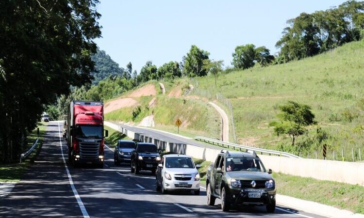 Mais de 450 mil veículos são esperados na BR‑101 durante o feriado de Páscoa