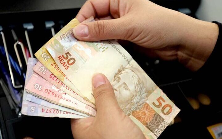 Aposentados e pensionistas do INSS começam a receber 13º nesta sexta