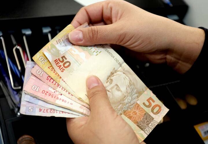 Aposentados e pensionistas do INSS começam a receber 13º nesta sexta