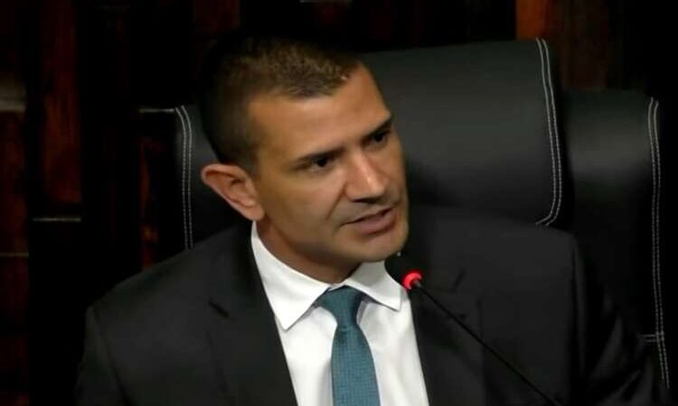 Candidato único, Douglas Ruas é eleito presidente da Alerj