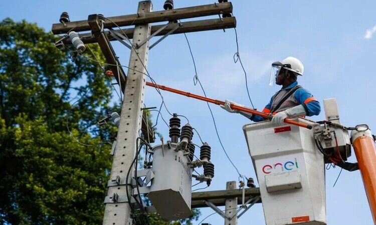 Enel abre inscrições para contratar 950 eletricistas